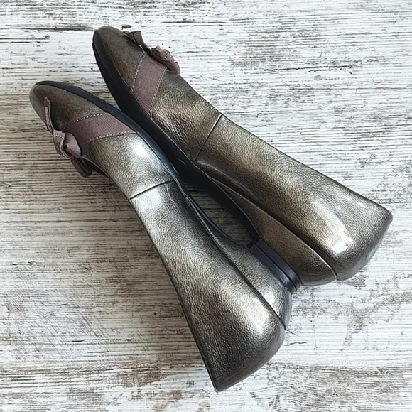 NWOT Etienne Aigner Patent Leather Silver Flats - Picture 11 of 16